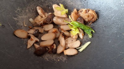 วิธีทำ ผัดต้นหอมและคื่นช่าย