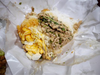 กะเพราราดข้าว