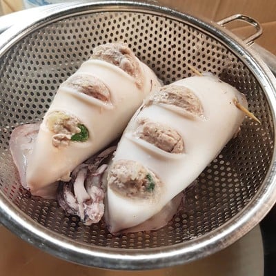 วิธีทำ ปลาหมึกยัดไส้ทอดกระเทียมพริกไทย วิธีทำ ปลาหมึกยัดไส้ทอดกระเทียมพริกไทย