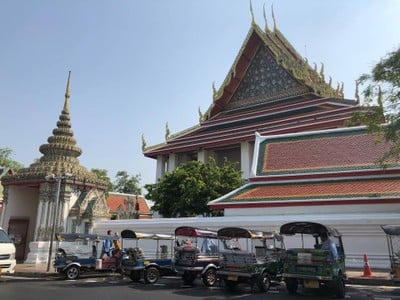 ฝั่งตรงข้ามคือวัดพระเชตุพนหรือวัดโพธิ์ที่สวยงาม 