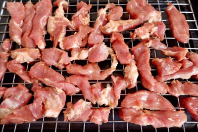วิธีทำ หมูแดดเดียวทอด วิธีทำ หมูแดดเดียวทอด
