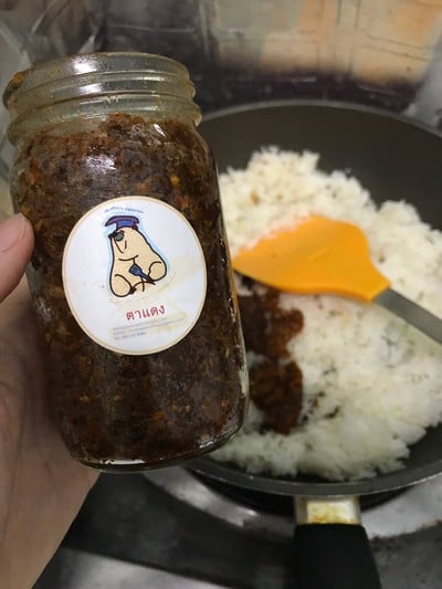 วิธีทำ ข้าวผัดน้ำพริกตาแดง หมูย่าง วิธีทำ ข้าวผัดน้ำพริกตาแดง หมูย่าง