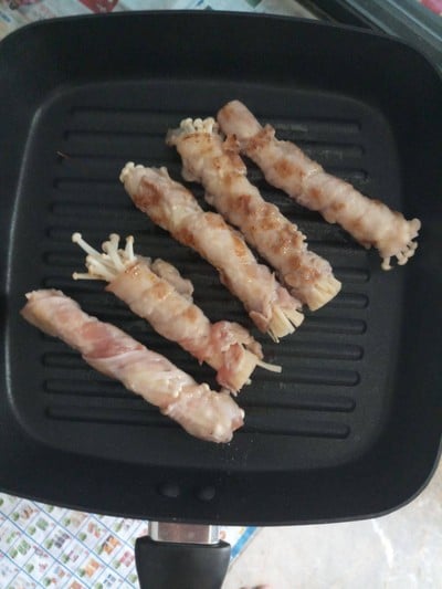 วิธีทำ หมูสามชั้นสไลด์พันเห็ดเข็มทอง น้ำจิ้มซีฟู๊ด วิธีทำ หมูสามชั้นสไลด์พันเห็ดเข็มทอง น้ำจิ้มซีฟู๊ด