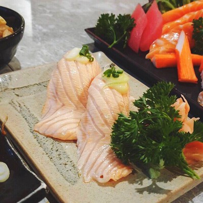 ข้าวปั้นหน้าแซลมอนย่าง