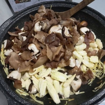 วิธีทำ ผัดขิง​หมู​~ข้าวโพด​🌽