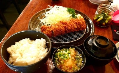 ชุดหมูสันในชุบแป้งทอดไส้บ๊วยกับโอบะ