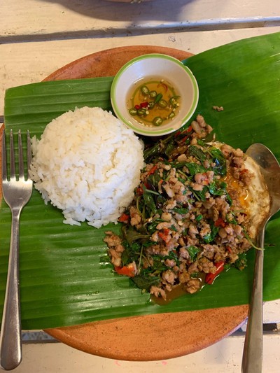 กระเพราไข่ระเบิด