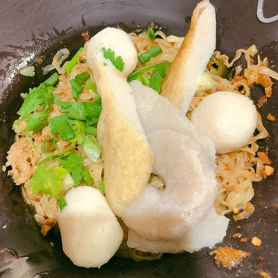 บะหมี่แห้งลูกชิ้นปลา