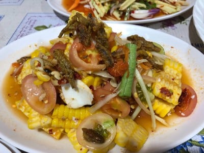 เมนูของร้าน ขวัญใจ ยำมะม่วงปูม้า ตลาดสดโต้รุ่งทวีผล ศูนย์การค้าวรรัตน์