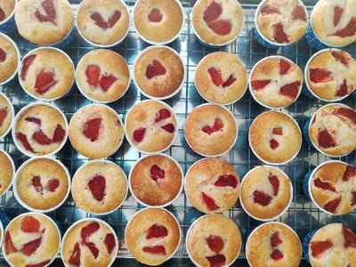 วิธีทำ สตรอเบอรี่คัพเค้กหน้ากรอบ 🧁 วิธีทำ สตรอเบอรี่คัพเค้กหน้ากรอบ 🧁