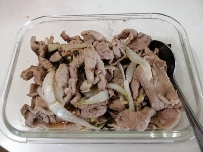 หมูผัดหัวหอมน้ำมันหอย