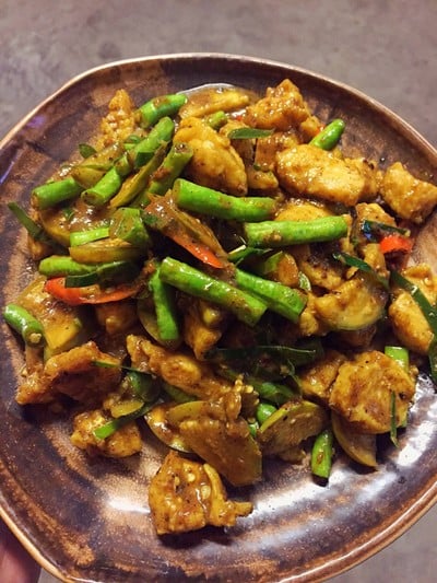 ผัดเผ็ดจระเข้พริกแกงใต้