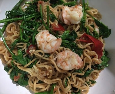 ยำมาม่าผักหวานกุ้งสด