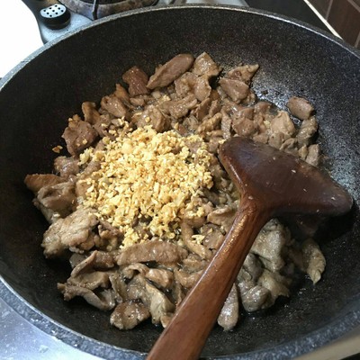 วิธีทำ หมูผัดกระเทียมทอด วิธีทำ หมูผัดกระเทียมทอด