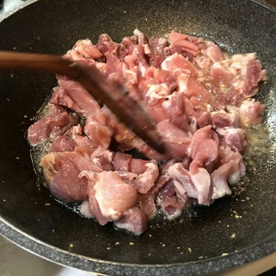 วิธีทำ หมูผัดกระเทียมทอด วิธีทำ หมูผัดกระเทียมทอด