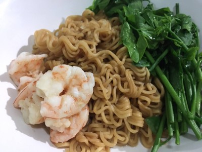 วิธีทำ ยำมาม่าผักหวานกุ้งสด วิธีทำ ยำมาม่าผักหวานกุ้งสด