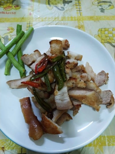 หมูสามชั้นย่างพริกขี้หนูสวนสด