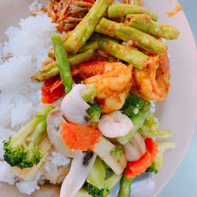 เครื่องแกงกุ้งถั่วฝักยาว+ผัดผักรวมมิตรทะเล