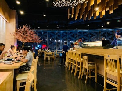 บรรยากาศ Fin Sushi เมญ่า