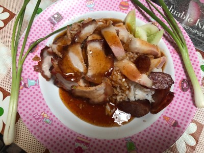 ข้าวหมูกรอบหมูแดง