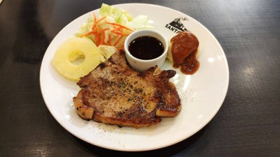 สเต็กหมูหมักพริกไทยดำซอสแจ่วและมันบด