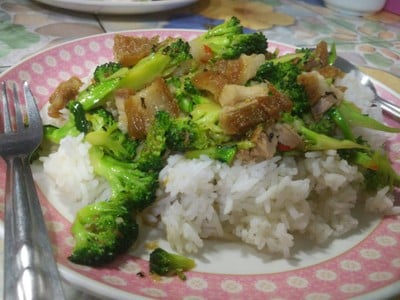 หมูกรอบผัดบล็อคโคลี่