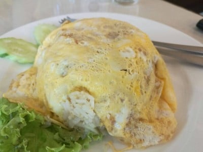 ข้าวผัดทรงเครื่องห่อไข่