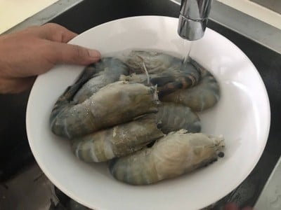 วิธีทำ กุ้งอบเกลือฉ่ำๆจ้า