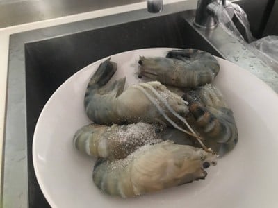 วิธีทำ กุ้งอบเกลือฉ่ำๆจ้า