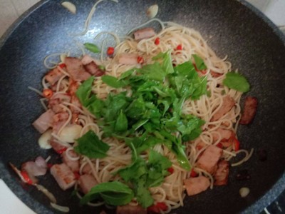 วิธีทำ สปาเก็ตตี้กะเพราเบค่อน แฮม