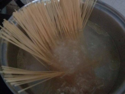 วิธีทำ สปาเก็ตตี้กะเพราเบค่อน แฮม