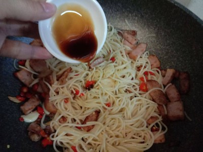 วิธีทำ สปาเก็ตตี้กะเพราเบค่อน แฮม