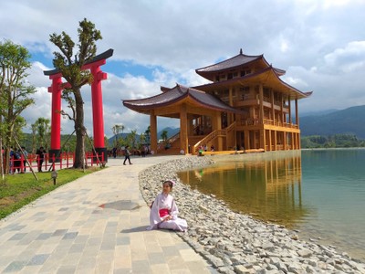 บรรยากาศโดยรอบสวยงามมากค่ะ ปราสาทที่สร้างขึ้นจากไม้สนฮิโนกิทั้งหลัง