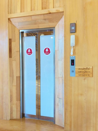 ปราสาทมี 4 ชั้นมีลิฟให้ผู้สูงอายุด้วยค่ะ