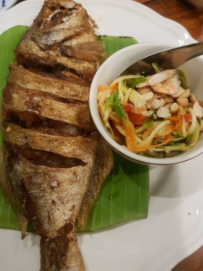 ปลาใบขนุนทอดราดน้ำปลา