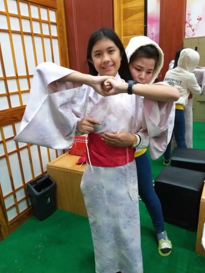 เช่าชุด แต่งตัวทำผมก่อน หน้าต้องแต่งมาเองนะคะ ชุด350เอาค่าเข้ามาลดได้ค่ะ