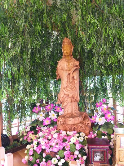 ชั้นบนของปราสาทเป็นที่ประดิษฐานขององค์เจ้าแม่กวนอิม (แกะสลักจากไม้สนฮิโนกิ)