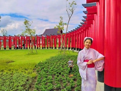 อุโมงค์เสาโทริอิจำลองจำนวน 88 ต้น เชื่อมพื้นที่ส่วนหน้าเข้าสู่ด้านใน