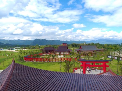 บรรยากาศสวยงามโอบล้อมด้วยภูเขาน้อยใหญ่