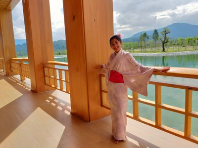 มีทั้งหมด 4 ชั้น แต่ละชั้นมีระเบียงที่เผยให้เห็นทิวทัศน์ของภูเขาที่โอบล้อมสวยงาม