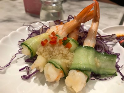 กุ้งพันแตงกวาราดซอสอะไรซักอย่าง