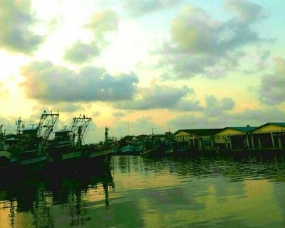 เรือประมงจอดเทียบท่าพักผ่อน ก่อนเริ่มทำงานในสันต่อไป