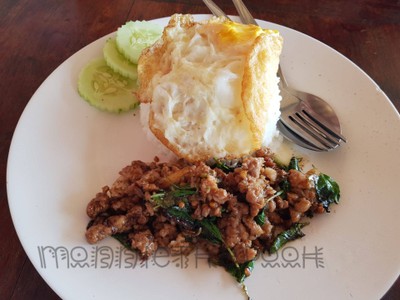 ข้าวกะเพราหมูสับไข่ดาว