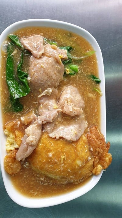 เส้นหมี่ราดหน้าหมูนุ่มห่อไข่