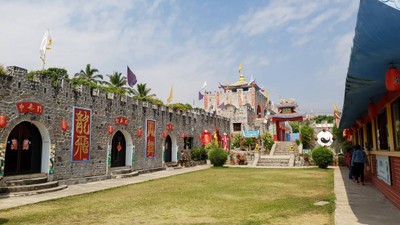 ร้านอยู่ตรงข้ามกำแพงเมืองจีนจำลอง