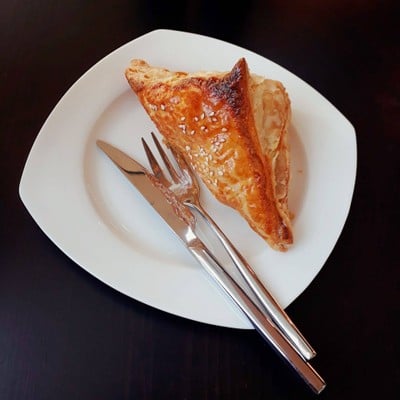 พายทูน่า ชิ้นละ 50 บาท คืองานดีคะ แป้งบางกรอบ เนื้อทูน่าอร่อยได้อีก เต็มๆคำ 