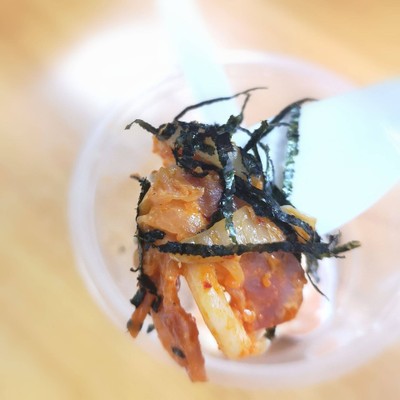 อุด้งผัดเบคอนและกิมจิซอสไข่กุ้ง