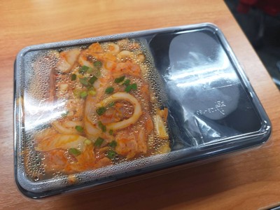 อุด้งผัดเบคอนและกิมจิซอสไข่กุ้ง