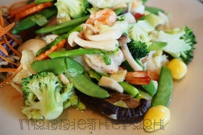ผัดผักรวมกุ้งสด