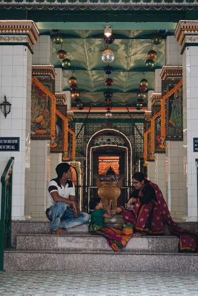 ด้านในมีครอบครัวแวะมาเที่ยวพอดีค่ะ